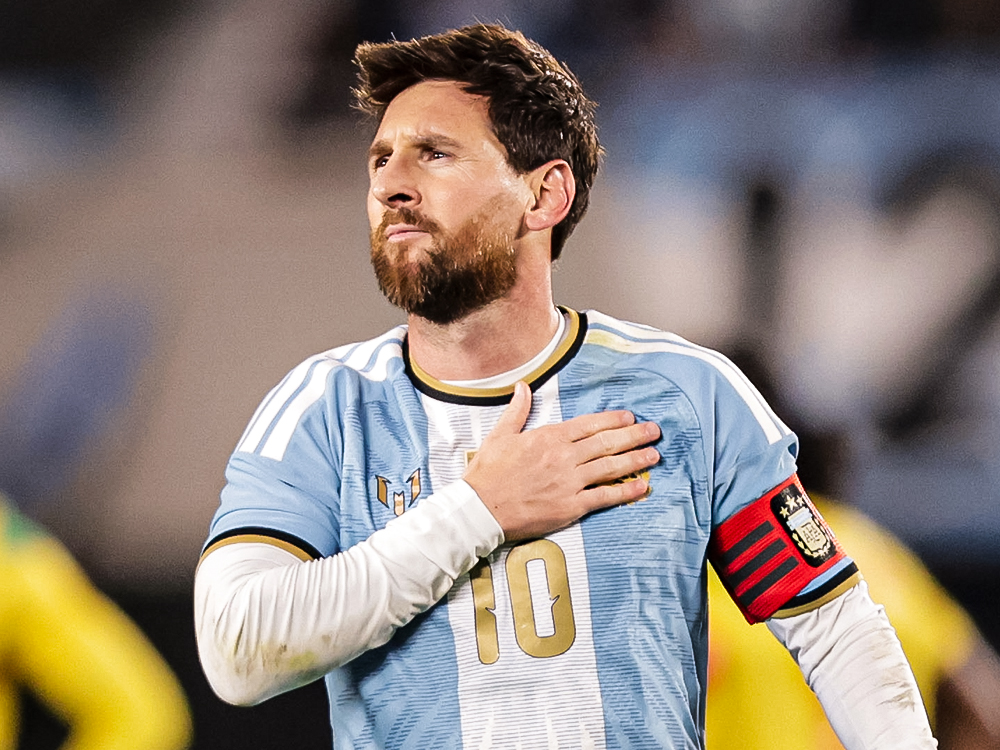 Lionel Messi, de braçadeira de capitão, com a mão no peito, no Monumental