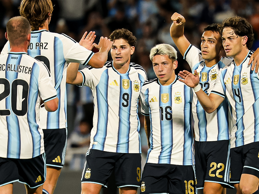 Jogadores da seleção argentina comemoram gol contra a Bolívia no Estádio Mario Alberto Kempes, em Córdoba