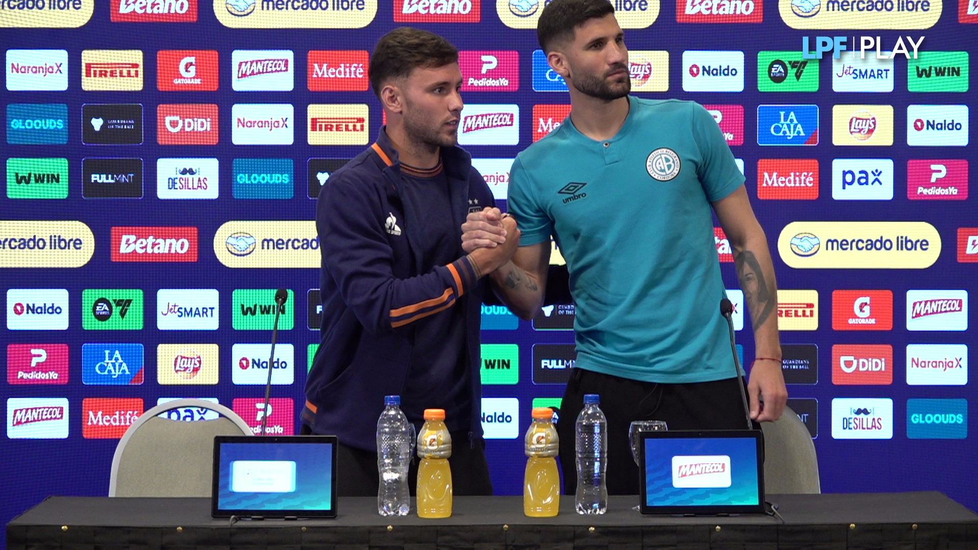 Augusto Schott, do Talleres, e Lisandro López, do Belgrano, se cumprimentam na coletiva da Liga Profesional antes do clássico cordobês